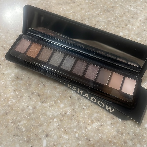 FOCALLURE 10 Colors Eyeshadow Pallete- 04 - Picture 2 of 4